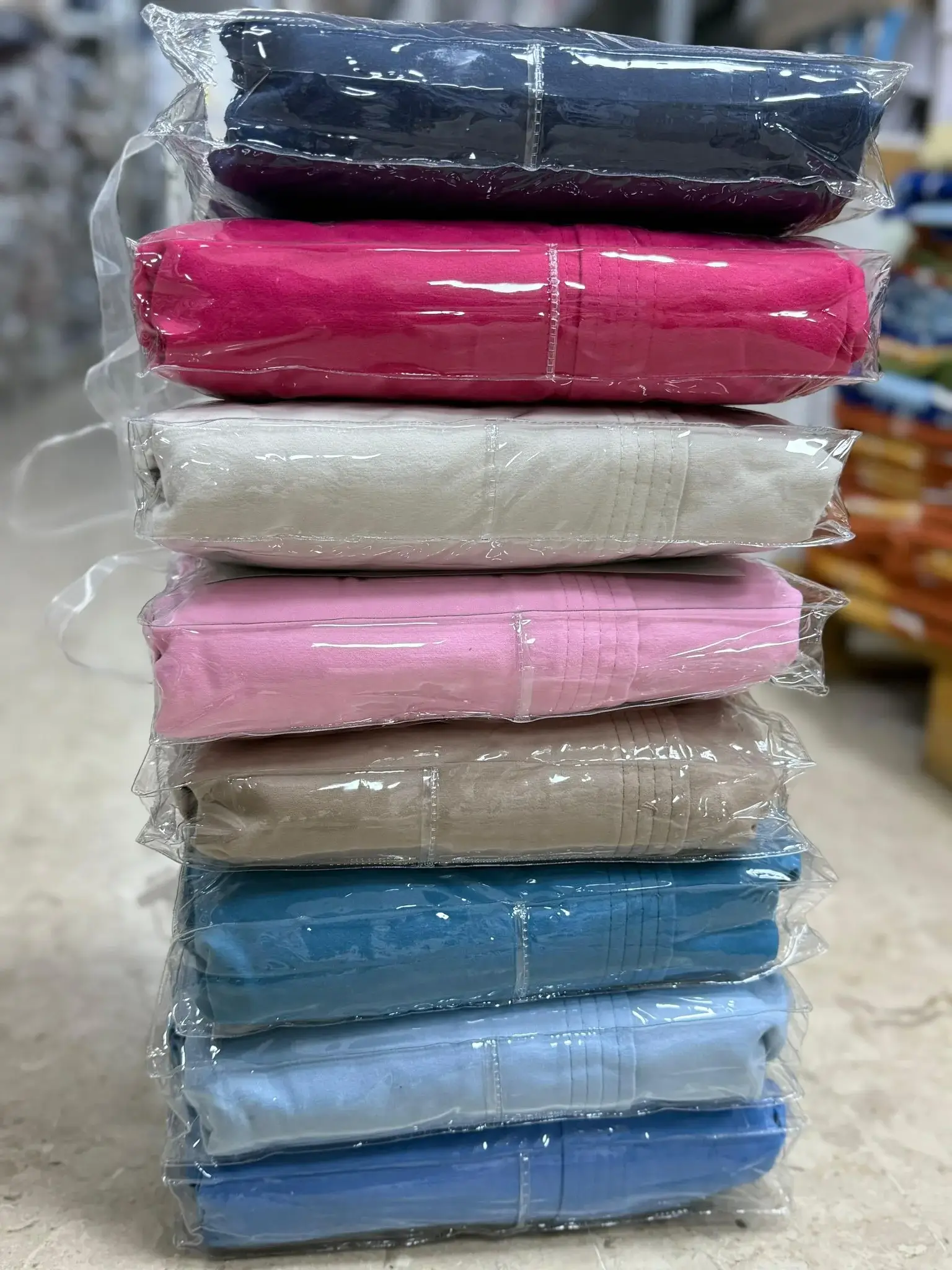 Nuova linea accappatoi GURU con cappuccio e finiture di pregio