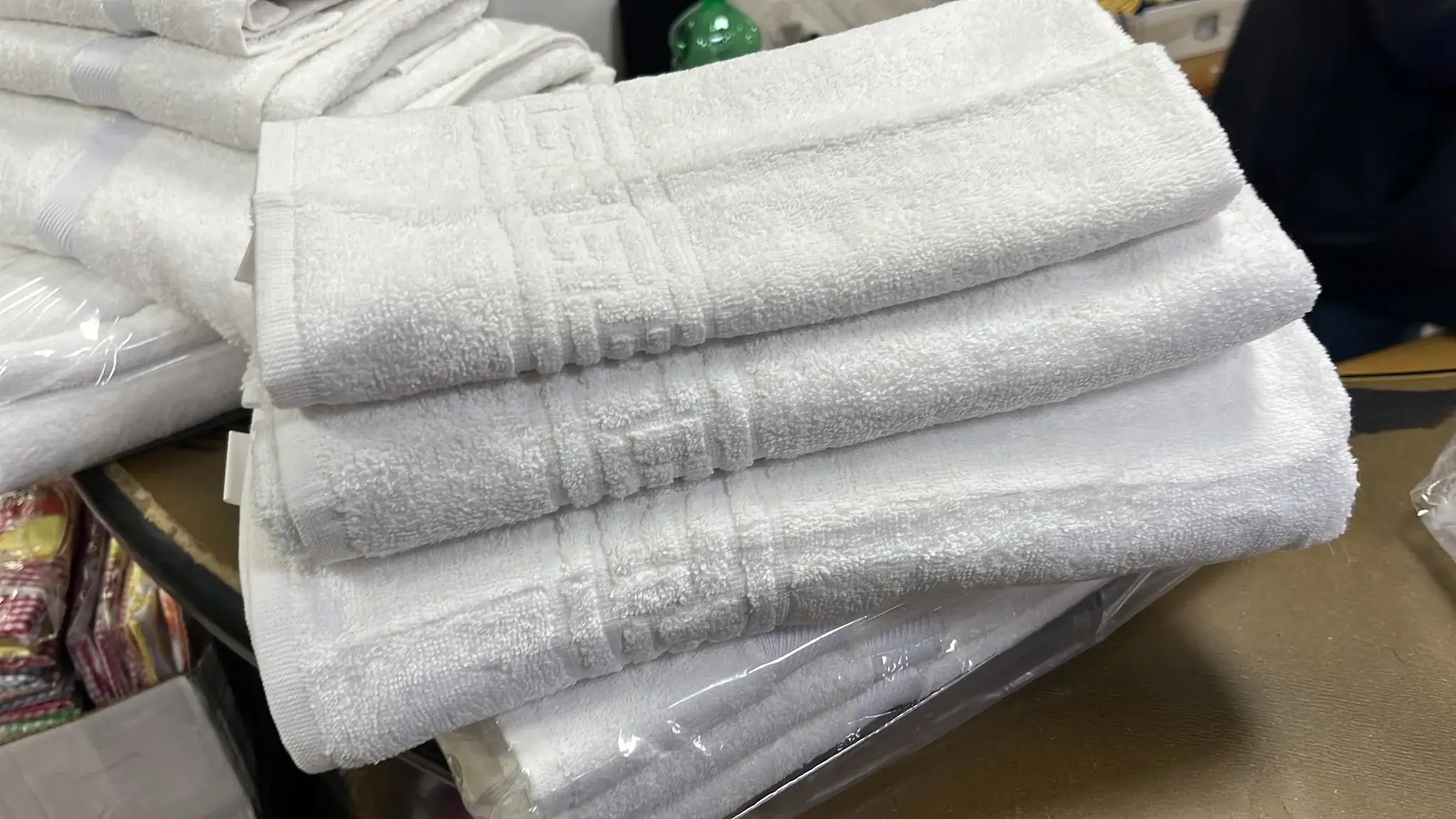 Asciugamani bianchi GURU: biancheria da bagno classica ed elegante per hotel e casa