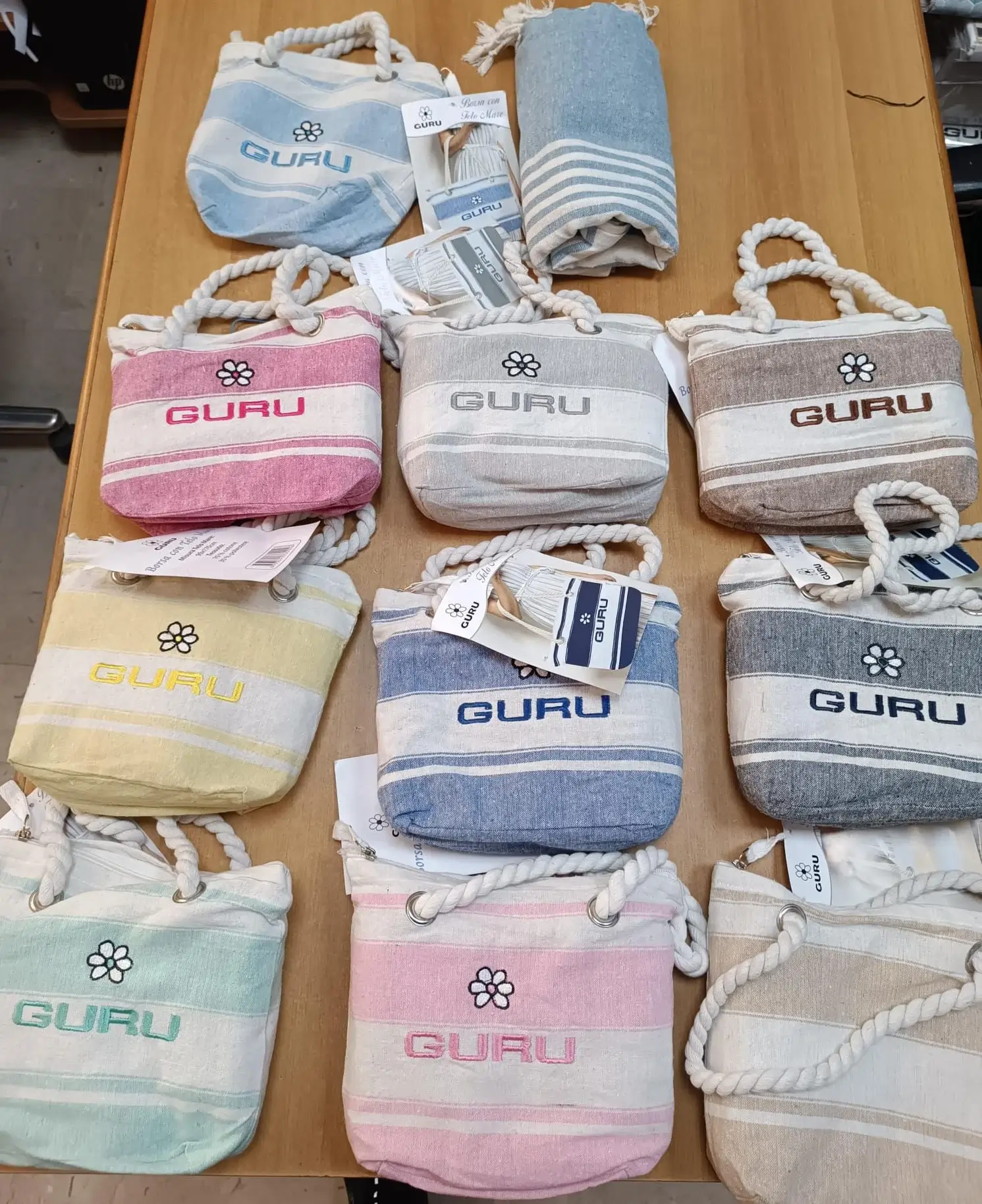 Telo mare GURU coordinato con borsa da spiaggia in stile estivo