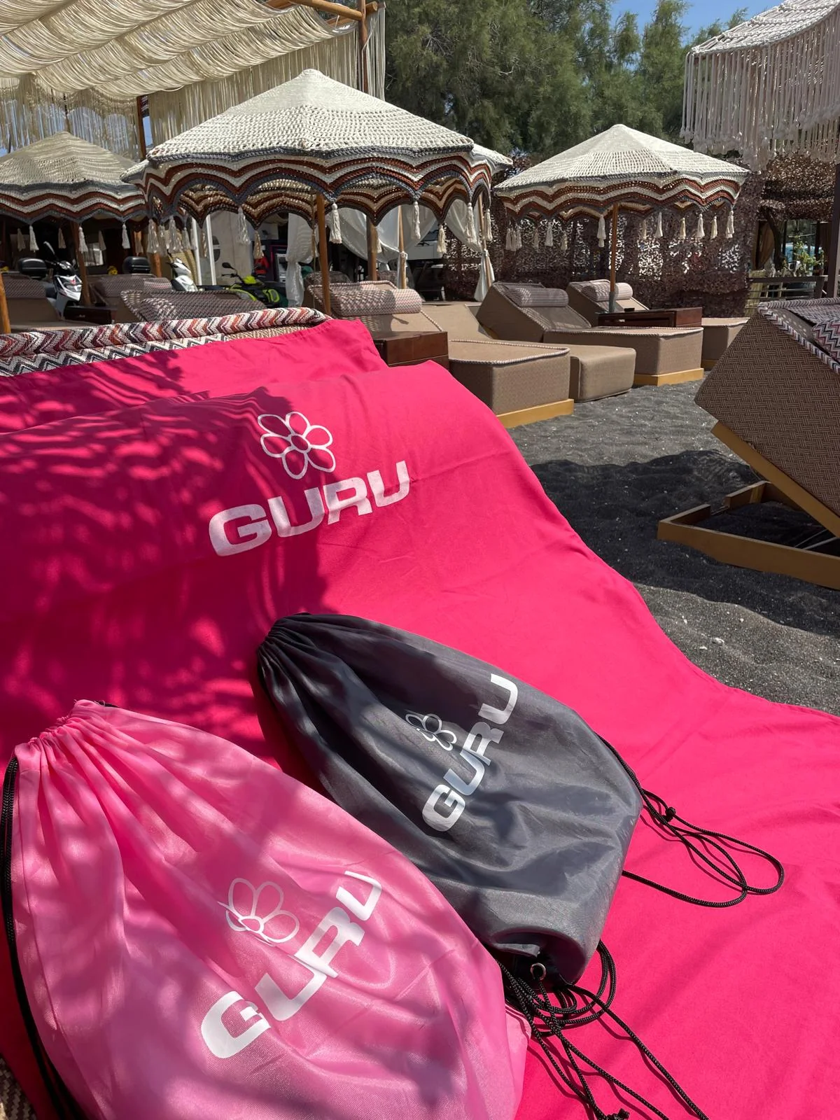 Esplora la Linea Mare GURU: teli mare e accessori spiaggia