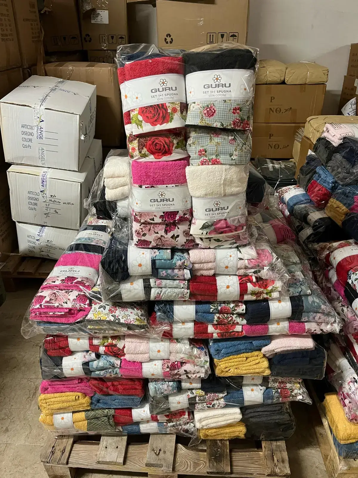 Esplora la Linea Bagno GURU: asciugamani e set spugna