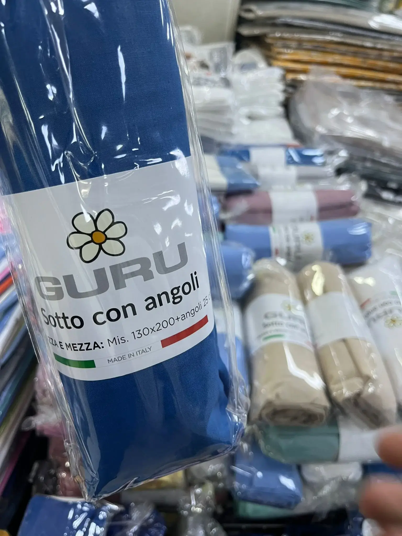 Dettaglio lenzuola GURU con angoli blu in tessuto morbido e traspirante